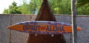 Foto do palco com uma prancha de surf, no tema havaiano, do Spirit of Aloha Dinner Show