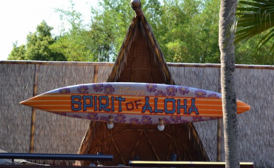 Foto do palco com uma prancha de surf, no tema havaiano, do Spirit of Aloha Dinner Show