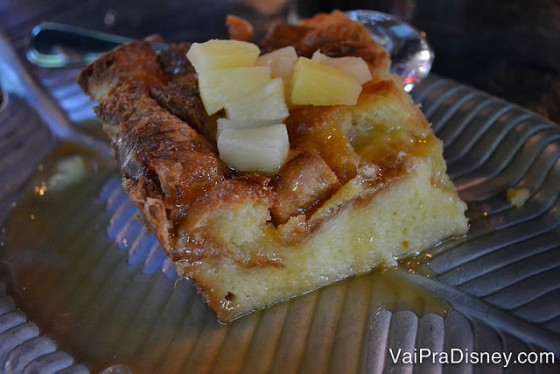 A sobremesa, breadpudding (pudim de pão) com calda de caramelo e abacaxi. 