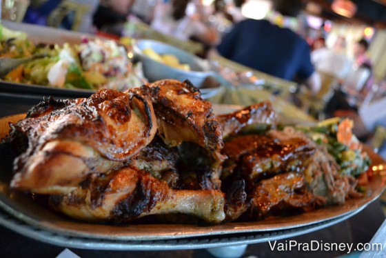 A costelinha de porco com molho barbecue, asinha de frango, uma carne de porco desfiada e vegetais.