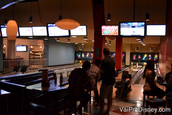 Foto de algumas pistas de boliche com visitantes nas mesas em frente no Splitsville 