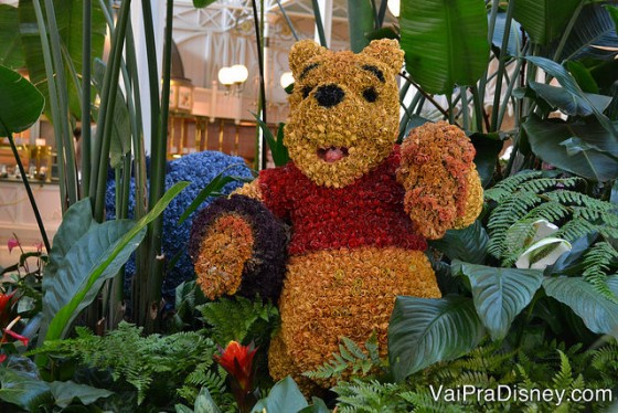 Foto da montagem de plantas nos formatos dos personagens (Pooh) 