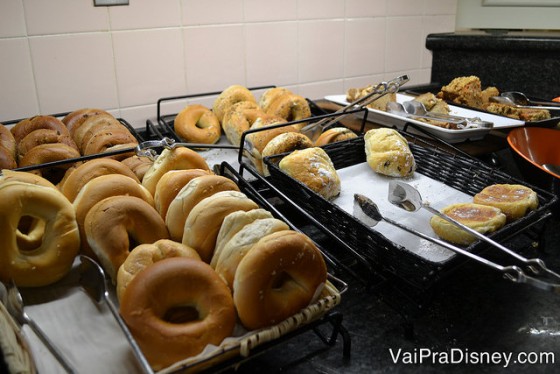 Foto do buffet, com várias opções de pães, no café do Crystal Palace.