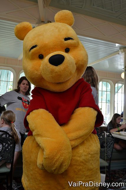 Foto do Pooh posando para a câmera no Crystal Palace 