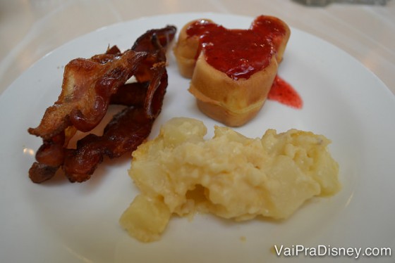 Foto do prato da Renata no buffet do Crystal Palace, com waffles com calda de morango, bacon e batatas 