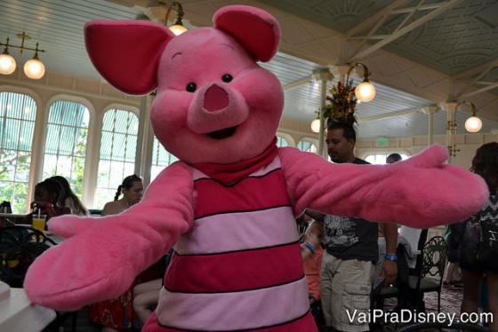 Foto do Leitão posando para a câmera de braços abertos