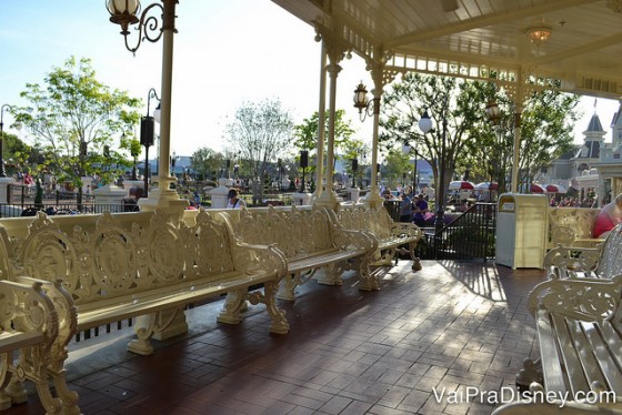 Foto da varanda do Crystal Palace, com bancos pintados de branco para os visitantes se sentarem enquanto esperam a mesa ficar pronta 