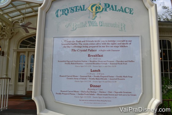 O cardápio do Crystal Palace fica exposto fora do restaurante, para dar uma idéia do que é servido ali em cada refeição.