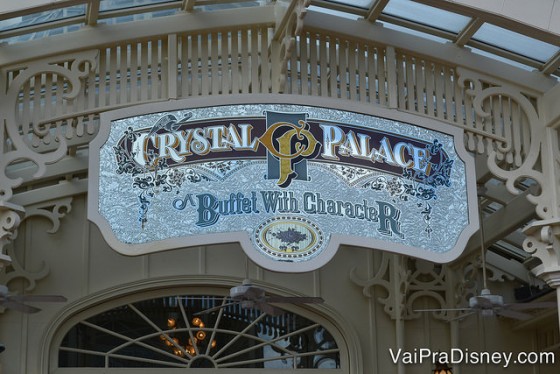 Foto da placa na entrada do restaurante Crystal Palace, no Magic Kingdom, que tem um estilo art nouveau