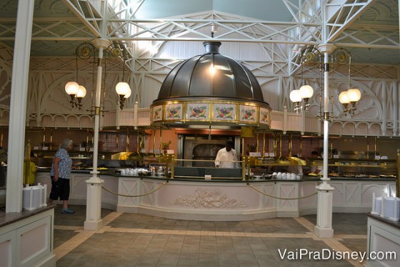 Foto do espaço do buffet e da chapa onde são preparados omeletes e outros tipos de ovos na hora. 