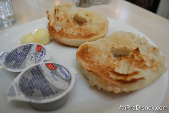 Foto dos bagels com cream cheese à parte no café-da-manhã 