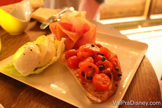 Alguns aperitivos que do bar de vinhos da Itália, uma bruschetta, palmito e presunto de parma 