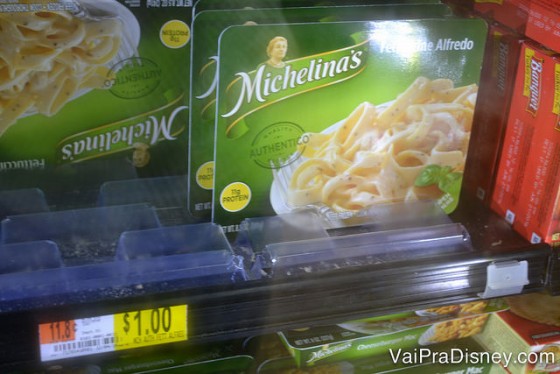 Michelinas no Walmart pelo mesmo preço da Dollar Tree. Prefiro comprar no Walmart onde já compro mais itens de comida também. Foto da prateleira na loja Dollar Tree mostrando comidas congeladas