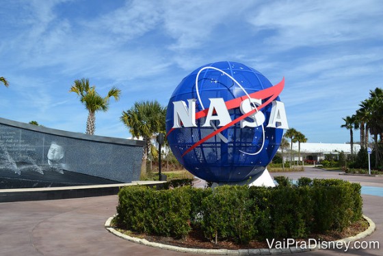 O Kennedy Space Center anunciou a reabertura. Foto da entrada do Kennedy Space Center, mostrando o globo azul que é símbolo da NASA 