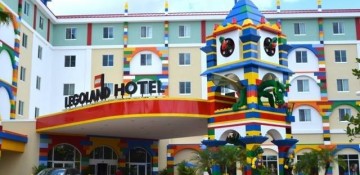 Entrada do Legoland Hotel. Bem colorida e com muitos objetos construídos com Lego.