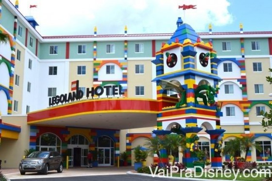 Entrada do Legoland Hotel. Bem colorida e com muitos objetos construídos com Lego.