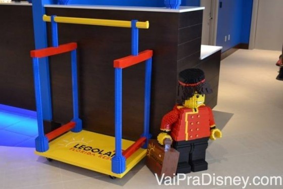 Bonequinho construído de Lego na recepção do Legoland Hotel