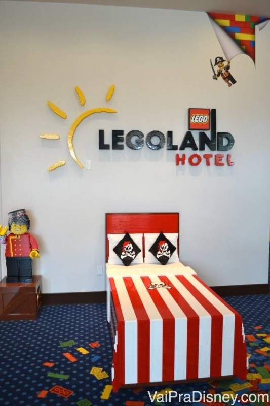 Cama construída de Lego na recepção do Legoland Hotel