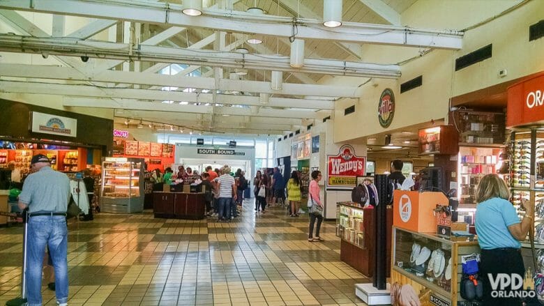 Foto da praça de alimentação entre Orlando e Miami, com diversos restaurantes e pessoas transitando 