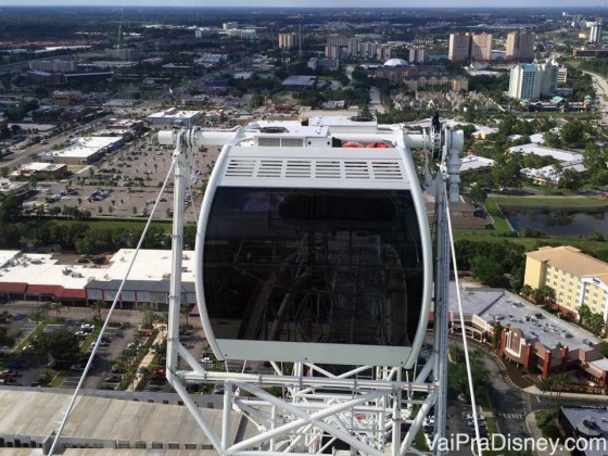 Subiiiindo! E mais um pouco da vista. Foto tirada de uma cápsula da The Wheel enquanto sobe, mostrando a cápsula ao lado e a vista da cidade 