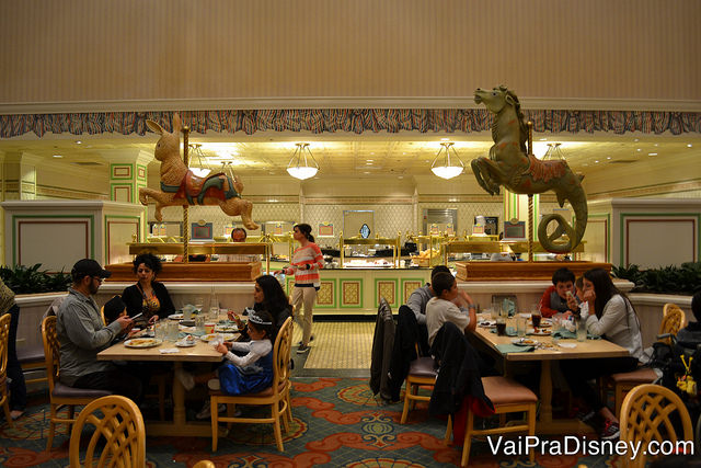 O buffet do 1900 Park Fare é dividido em dois lados mas não se engane achando que eles servem a mesma coisa. Vale passar nos dois lados para saber tudo que está disponível no jantar.