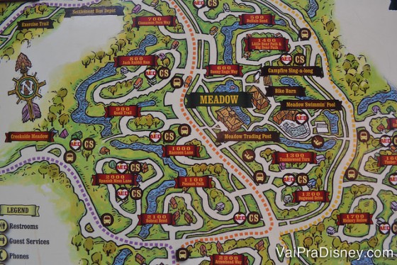 Foto do mapa do Fort Wilderness indicando os restaurantes e as linhas de ônibus 