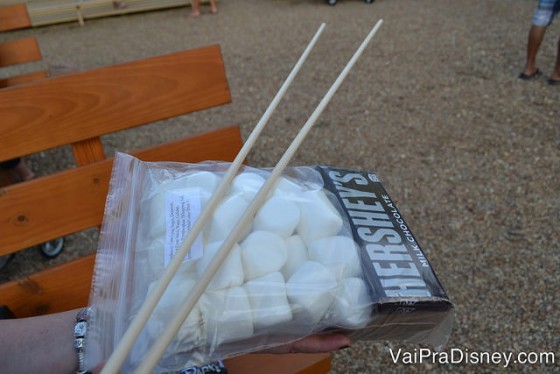 Foto do kit para fazer s'mores vendido no Chuck Wagon, a barraquinha do teatro. 