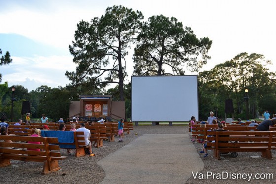 Foto do telão bem ao lado do palquinho onde é exibido um filme da Disney todas as noites, no espaço onde acontece o Chip 'n Dale Campfire Sing-a-Long. 