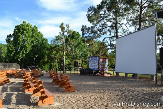 Foto do espaço ao ar livre e com telão onde acontece o Chip 'n Dale Campfire Sing-a-Long.