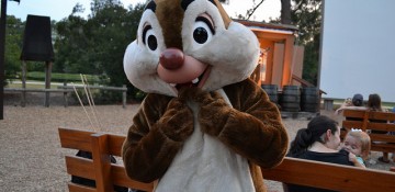 Foto do Tico durante a Chip n' Dale Campfire, a fogueira no Fort Wilderness com o Tico e o Teco