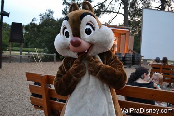 Foto do Tico durante a Chip n' Dale Campfire, a fogueira no Fort Wilderness com o Tico e o Teco 