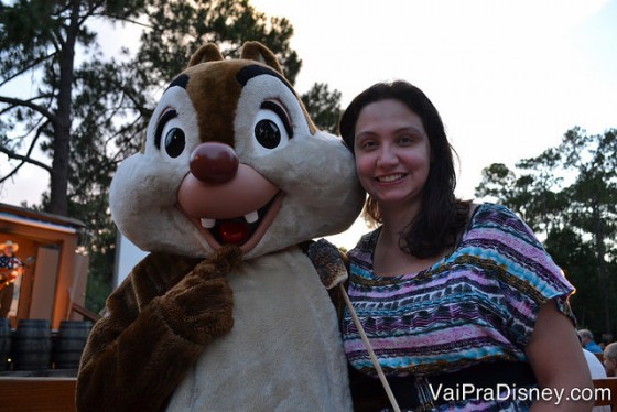 Renata com o Tico no Chip 'n' Dale Campfire do Fort Wilderness