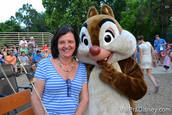 Foto da mãe da Renata com o Tico durante o Chip 'N Dale's Campfire 