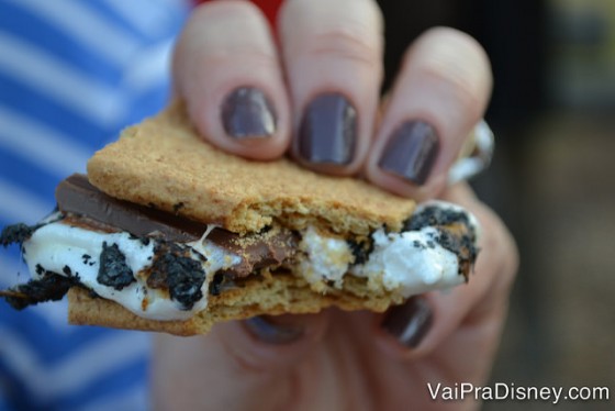 Foto de um s'more. Sanduiche de bolacha, marshmallow e chocolate. 
