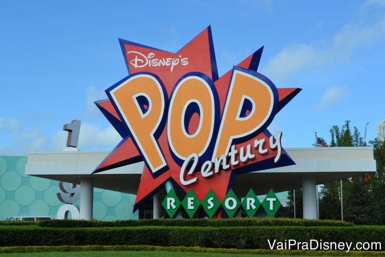 Os hotéis da Disney serão os primeiros a ficar mais caros. Foto da placa na entrada do hotel Pop Century. A placa tem fundo vermelho e letras em laranja e branco. 