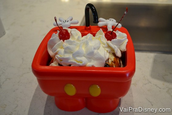 Esse sundae na pia do Mickey é enorme e delicioso! Ótimo para refrescar.