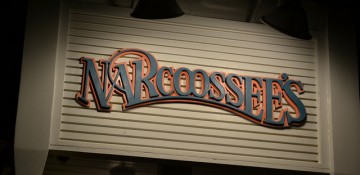 Foto da placa na entrada do restaurante Narcoossee's, no Grand Floridian, com letras em azul e laranja