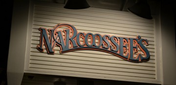Foto da placa na entrada do restaurante Narcoossee's, no Grand Floridian, com letras em azul e laranja