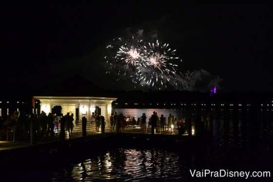 Foto dos fogos com parte do lago e do píer (de onde saem os barcos para o Magic Kingdom) do Narcoossee's visíveis 