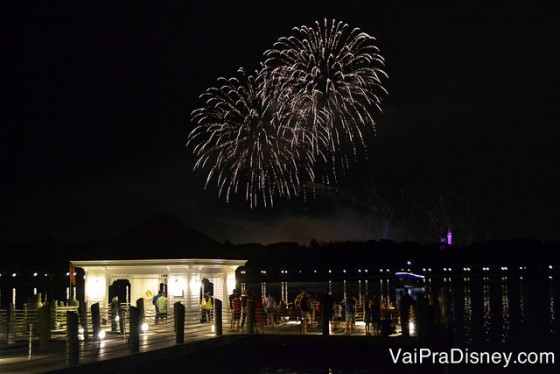 Foto mostrando como os fogos ficam mais para um lado do castelo, e parte do lago e do píer do Narcoossee's visíveis 