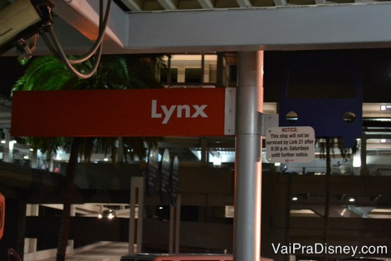 Ponto do Lynx, sistema de ônibus circulares de Orlando. Esse ponto é na saída da Universal