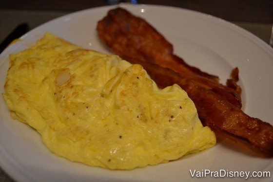 Omelete de queijo com cebola feito na hora. 