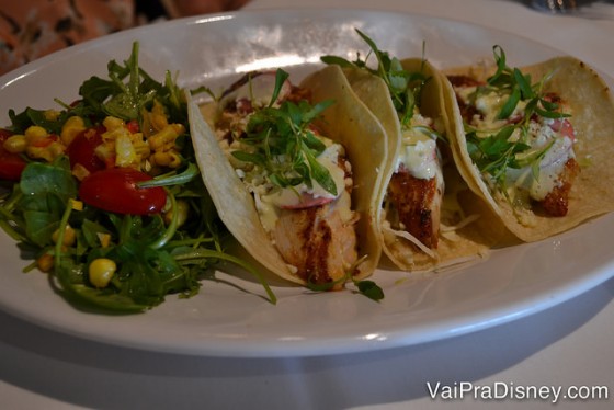 O prato com os tacos de peixe do The Boathouse. 