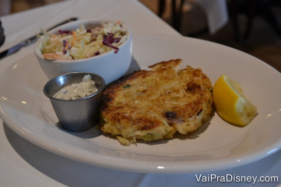 Foto do Crab cake no prato, uma espécie de bolo de carne de caranguejo. 