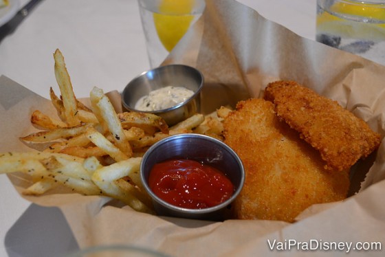 O Fish & Chips do The Boathouse com molhos ao lado. 