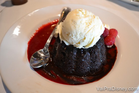 Uma das sobremesas, bolo de chocolate com calda de frutas vermelhas