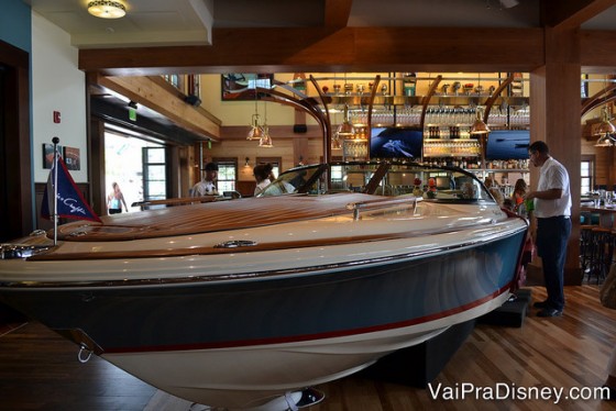 O barco que é na verdade uma das mesas do restaurante.  