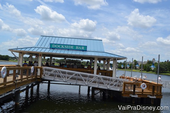 O dockside bar, o bar à parte no pier, com sua vista privilegiada do lago e dos amphicars.