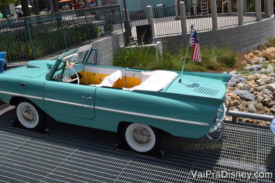 Foto do amphicar, o carro anfíbio (é também um barco). Ele é azul-claro   