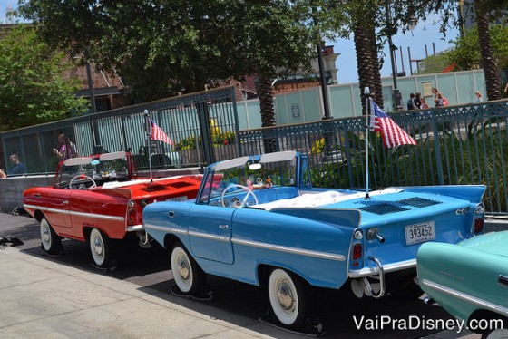 Foto de dois amphicars no The Boathouse, um vermelho e um azul. 